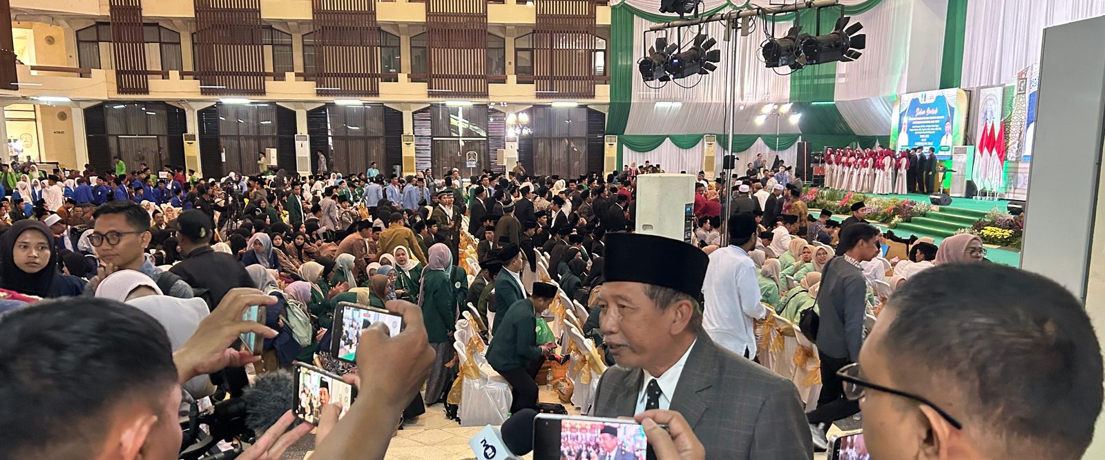 Menghadiri Kegiatan Akbar